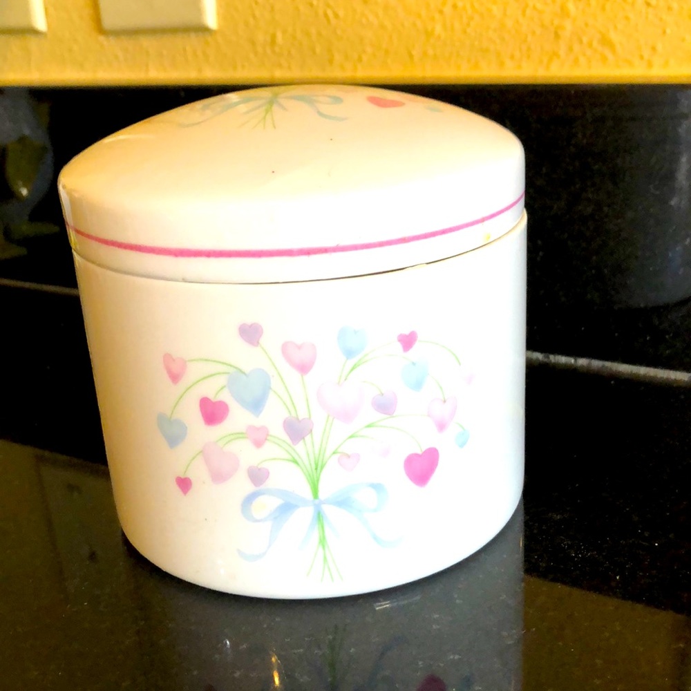 Pretty round box with heart bouquet